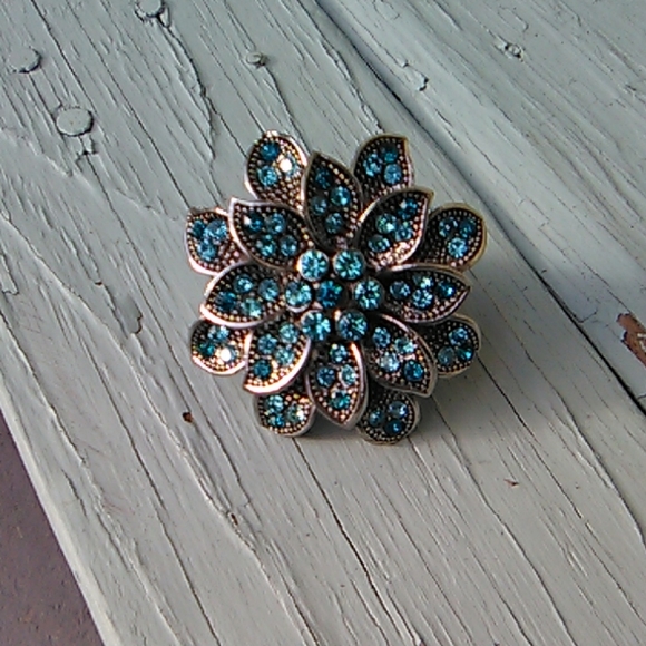 Jewelry - Rhinestone flower Ring